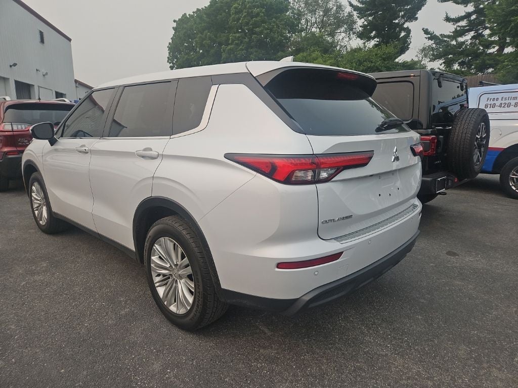2022 Mitsubishi Outlander ES