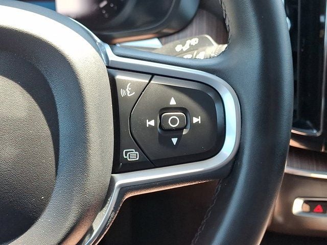 2022 Volvo XC60 B5 Momentum