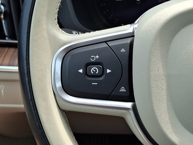 2022 Volvo XC60 B5 Momentum